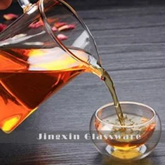 Kézzel fújt átlátszó üveg teáskanna fogantyúval